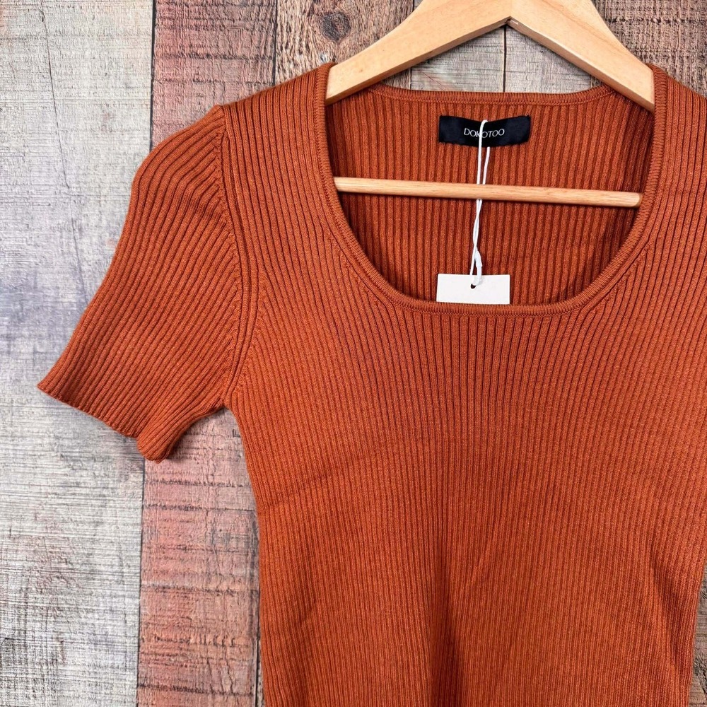 Dokotoo Ribbed Knit Fitted Short Sleeve Scoop Neck Top Rust Orange Medium NWT - Picture 2 of 5